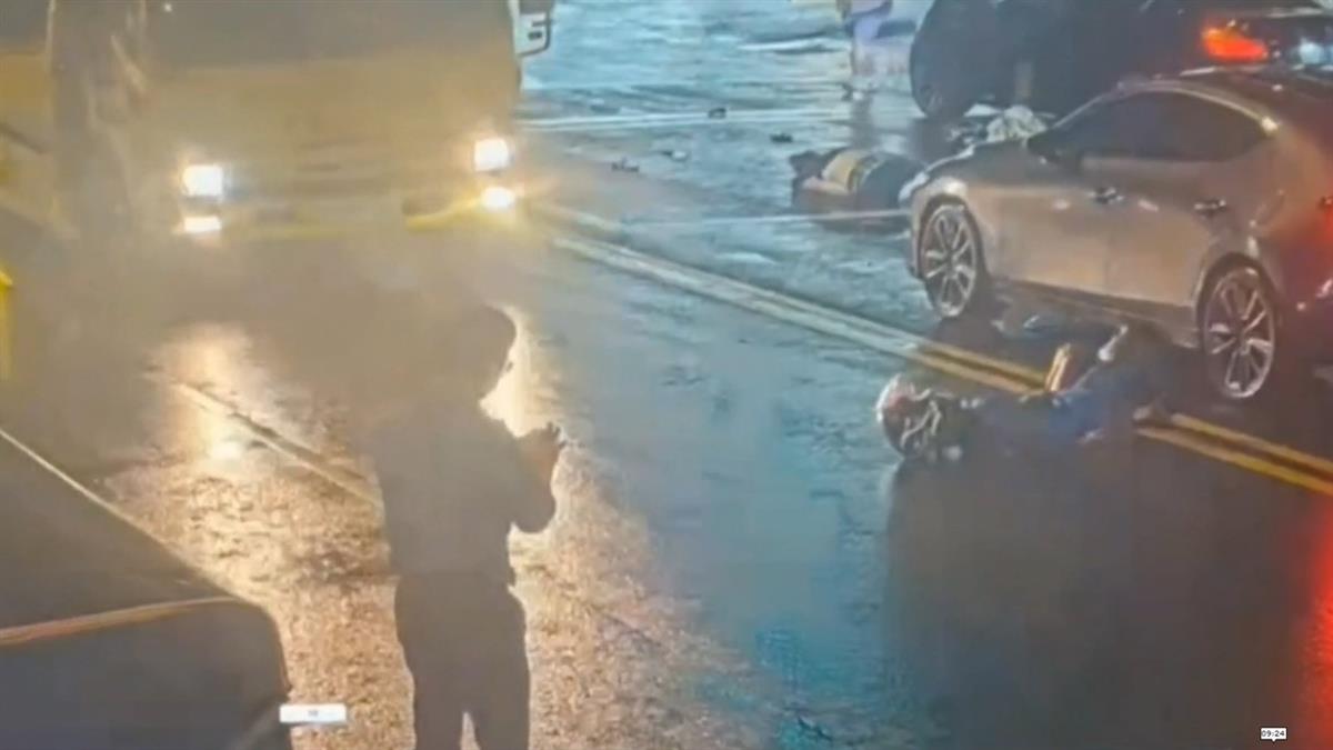 骑士自摔遭客车撞后 再遭对向车道吊车辗亡