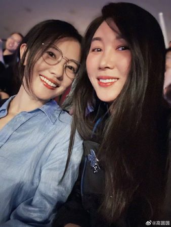 高圆圆骑脚车接女儿放学 网赞：这才是生活