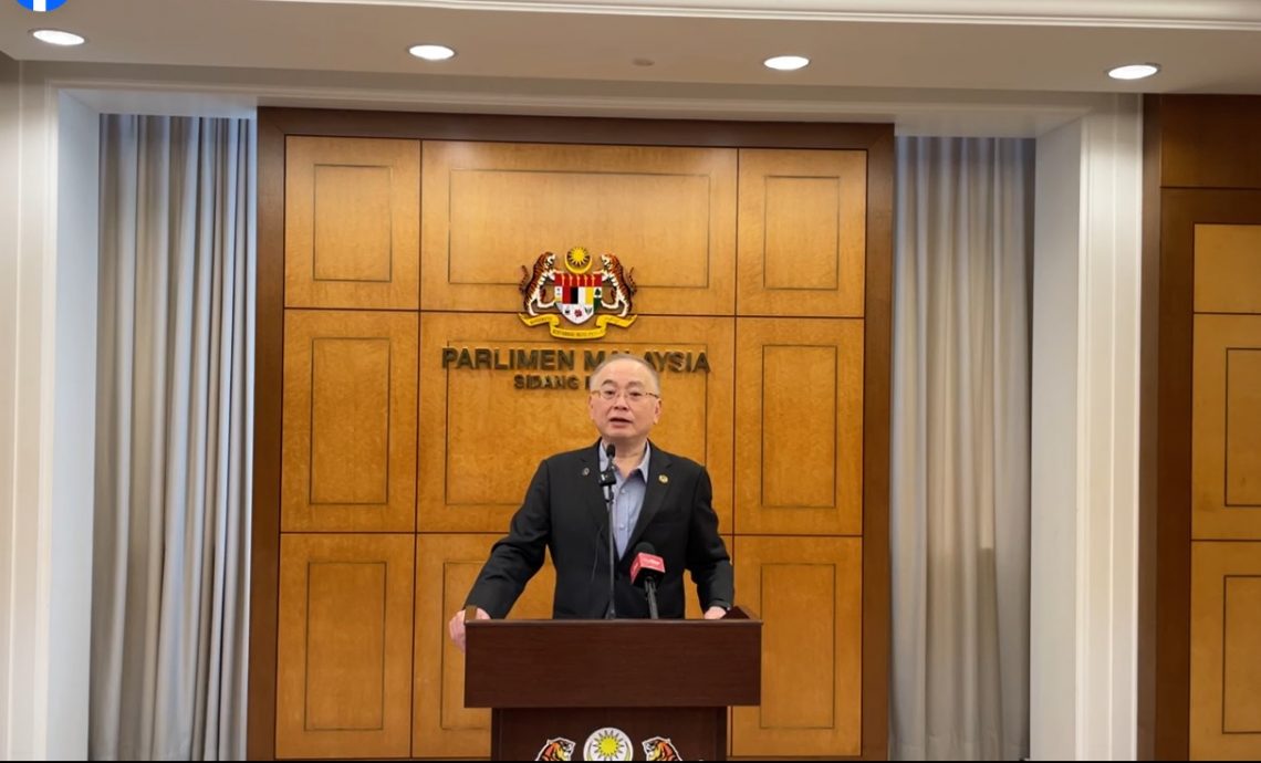 魏家祥出席PAC听证会 负责医疗器材运输.名字才会被提及