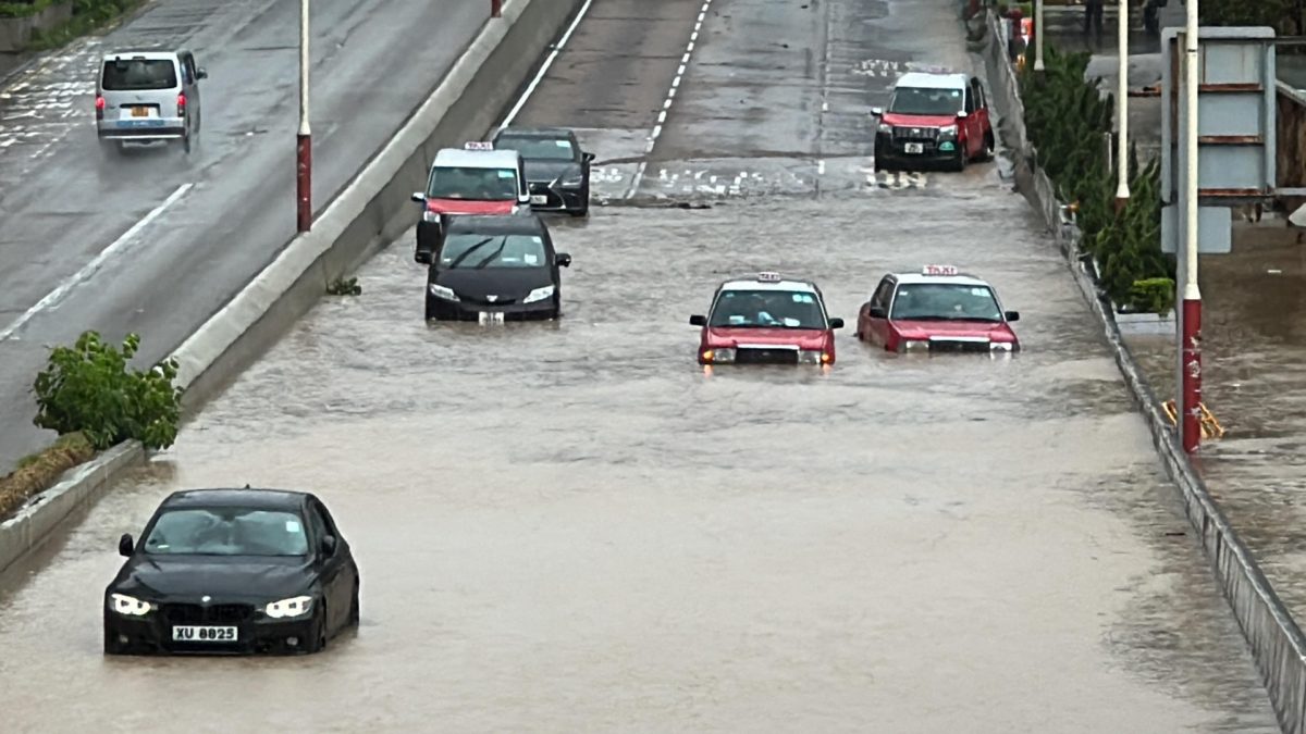 黄大仙龙翔道成泽国 工人到场开渠盖疏导积水