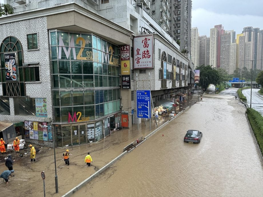 黄大仙龙翔道成泽国 工人到场开渠盖疏导积水