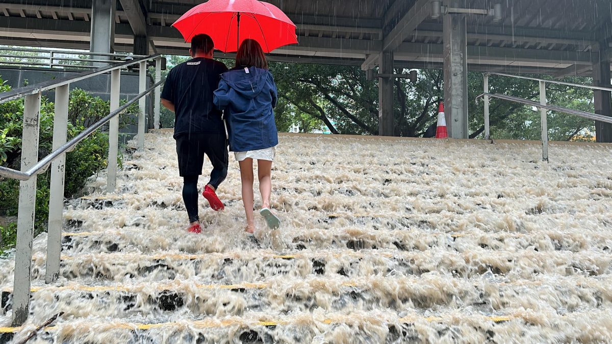 黄大仙龙翔道成泽国 工人到场开渠盖疏导积水