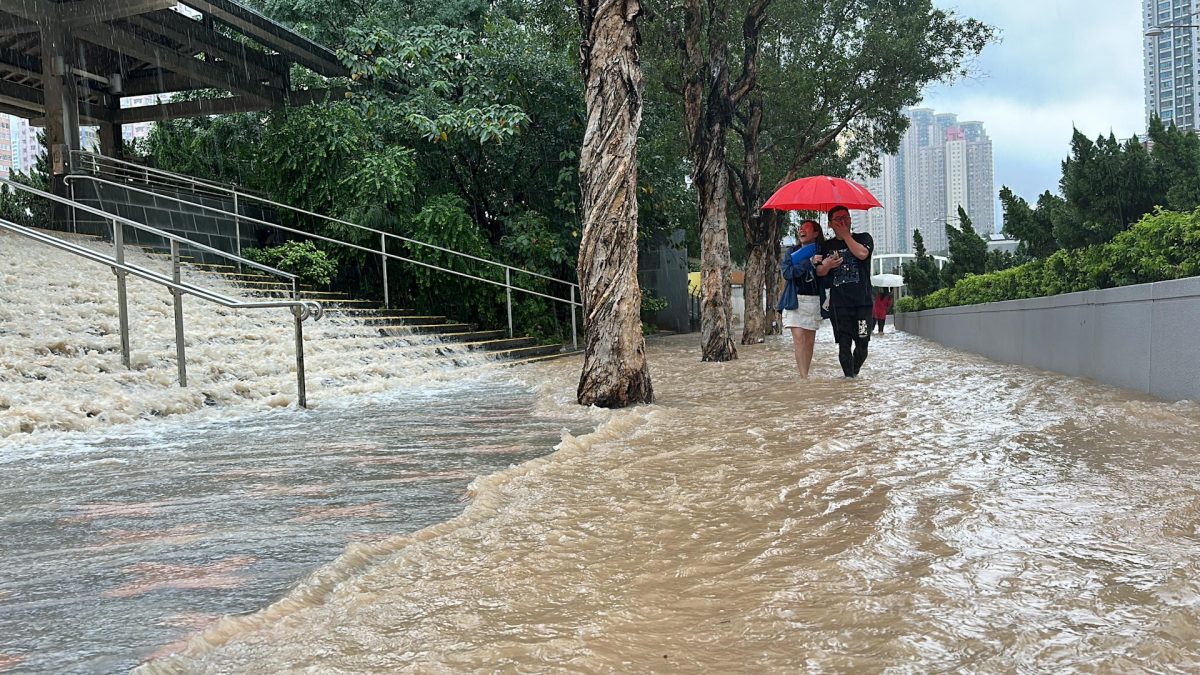 黄大仙龙翔道成泽国 工人到场开渠盖疏导积水