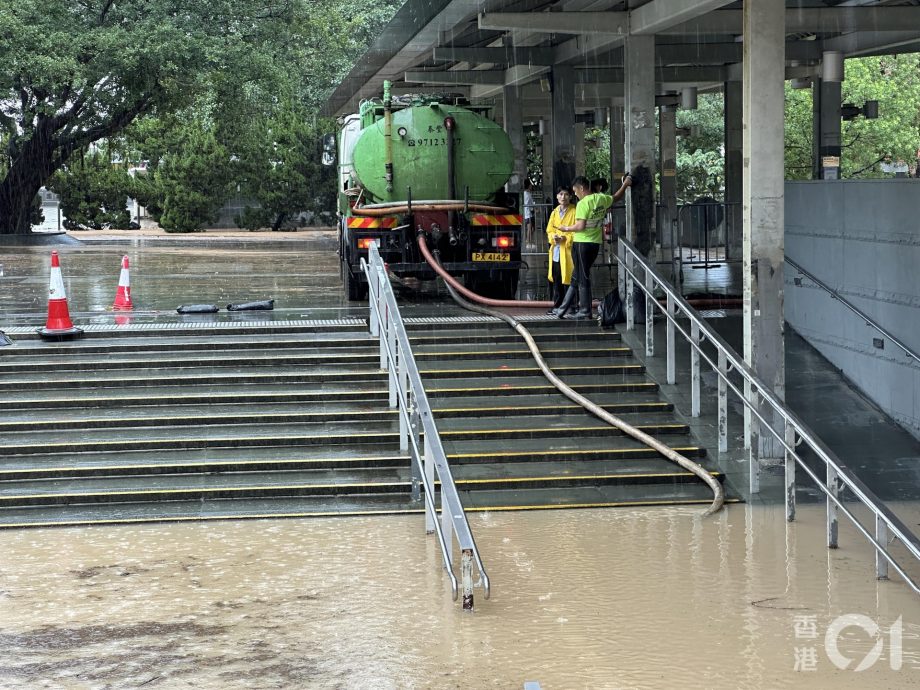 黄大仙龙翔道成泽国 工人到场开渠盖疏导积水