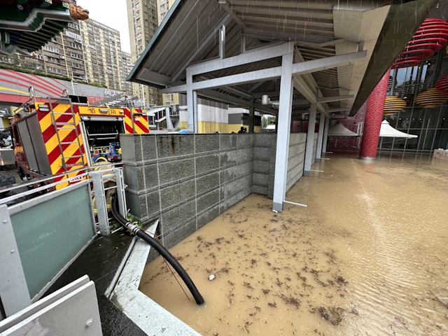 黄大仙龙翔道成泽国 工人到场开渠盖疏导积水