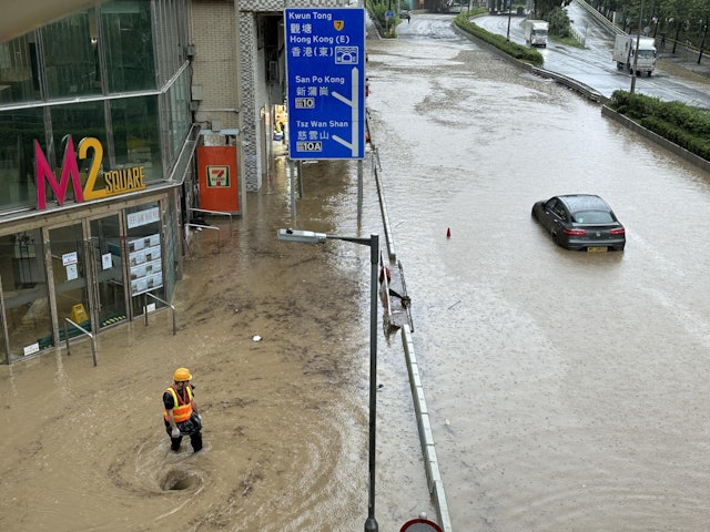 黄大仙龙翔道成泽国 工人到场开渠盖疏导积水