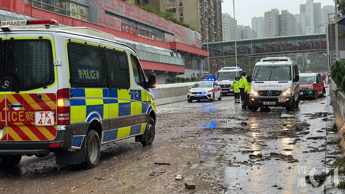 黄大仙龙翔道成泽国 工人到场开渠盖疏导积水