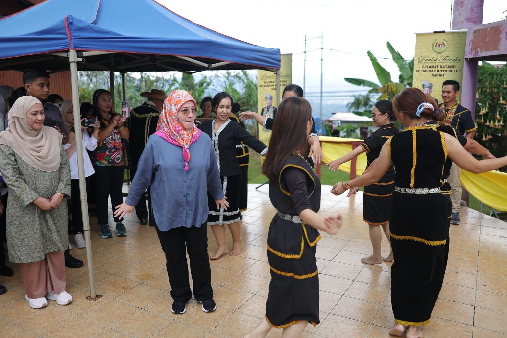 元首后为纳巴鲁镇带来欢乐 赢得商民的心