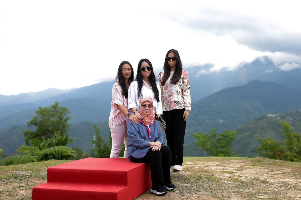 元首后为纳巴鲁镇带来欢乐 赢得商民的心