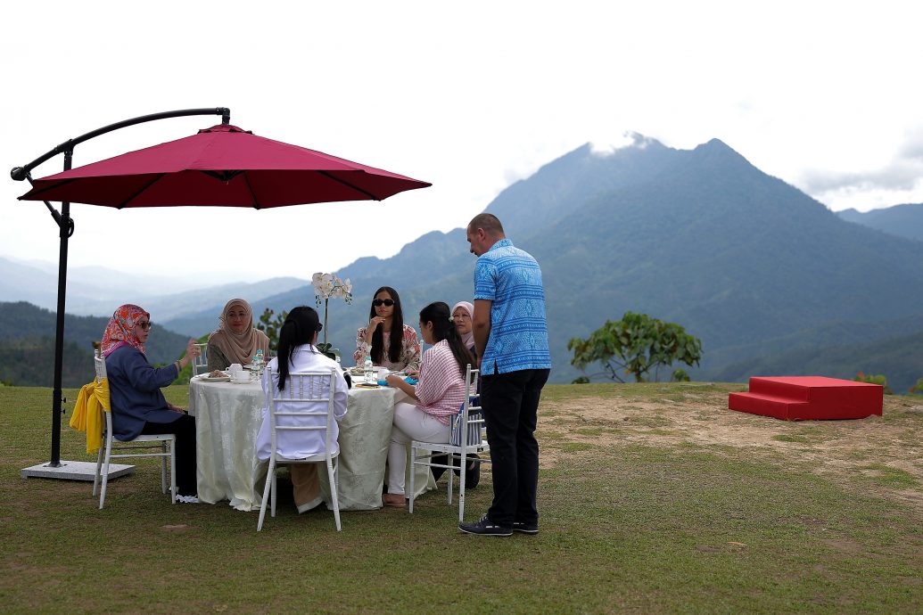 元首后为纳巴鲁镇带来欢乐 赢得商民的心