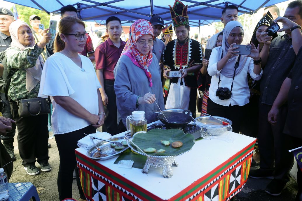 元首后为纳巴鲁镇带来欢乐 赢得商民的心