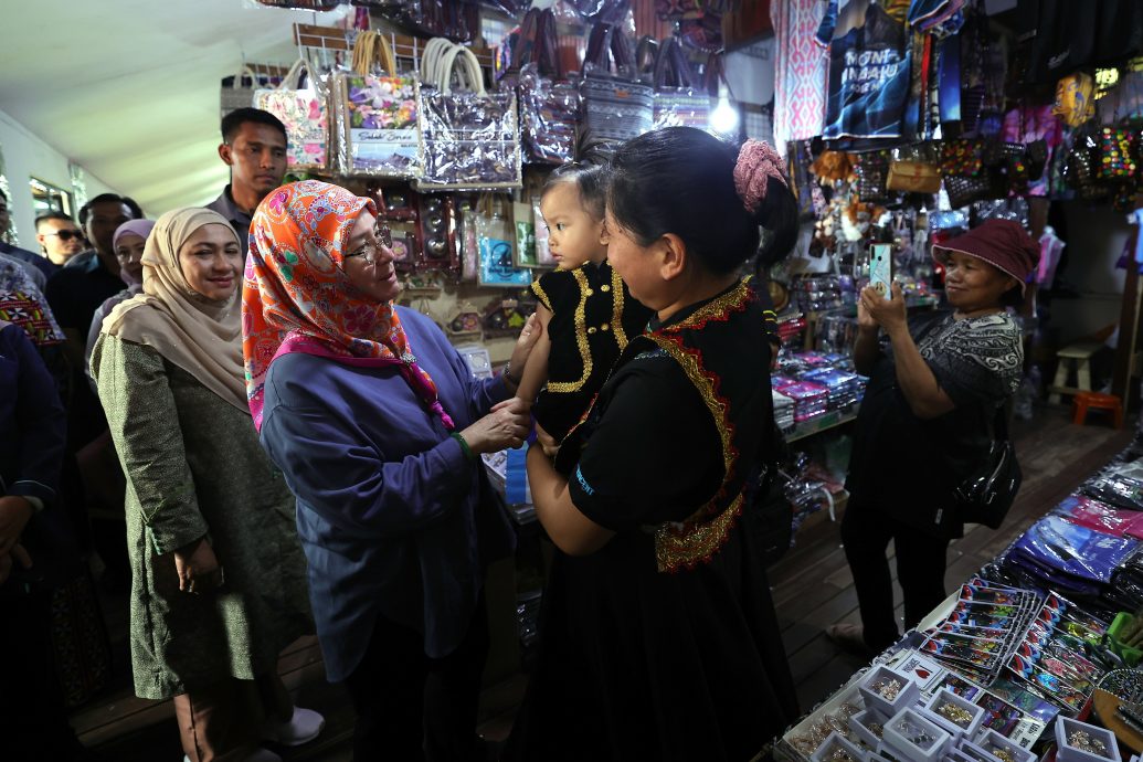 元首后为纳巴鲁镇带来欢乐 赢得商民的心