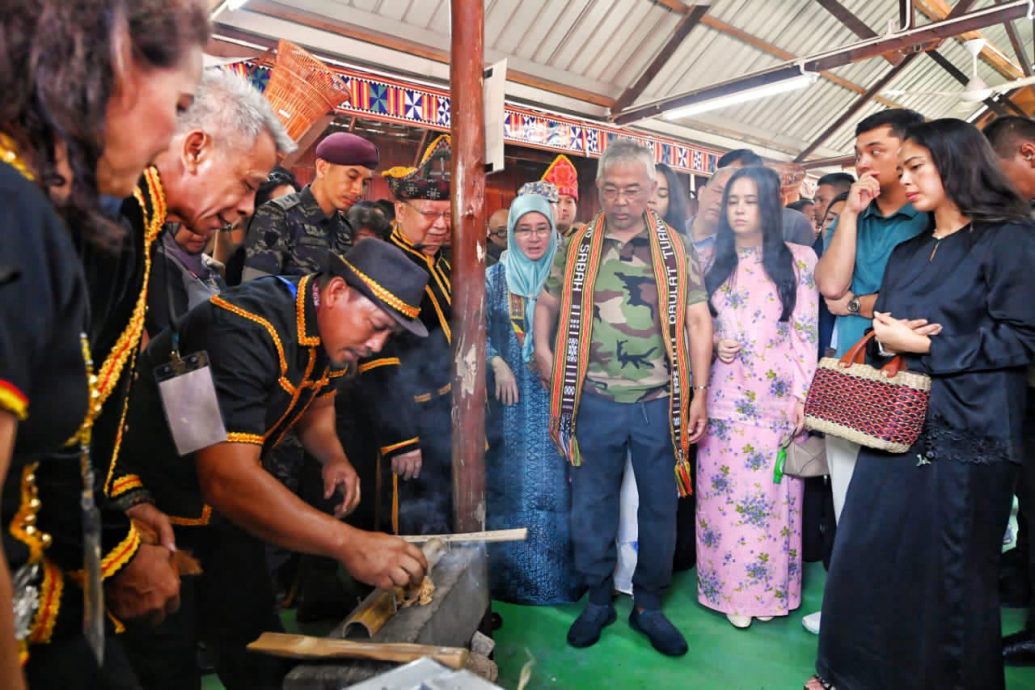 国家元首在KDCA体验迟来的沙巴丰收节气氛