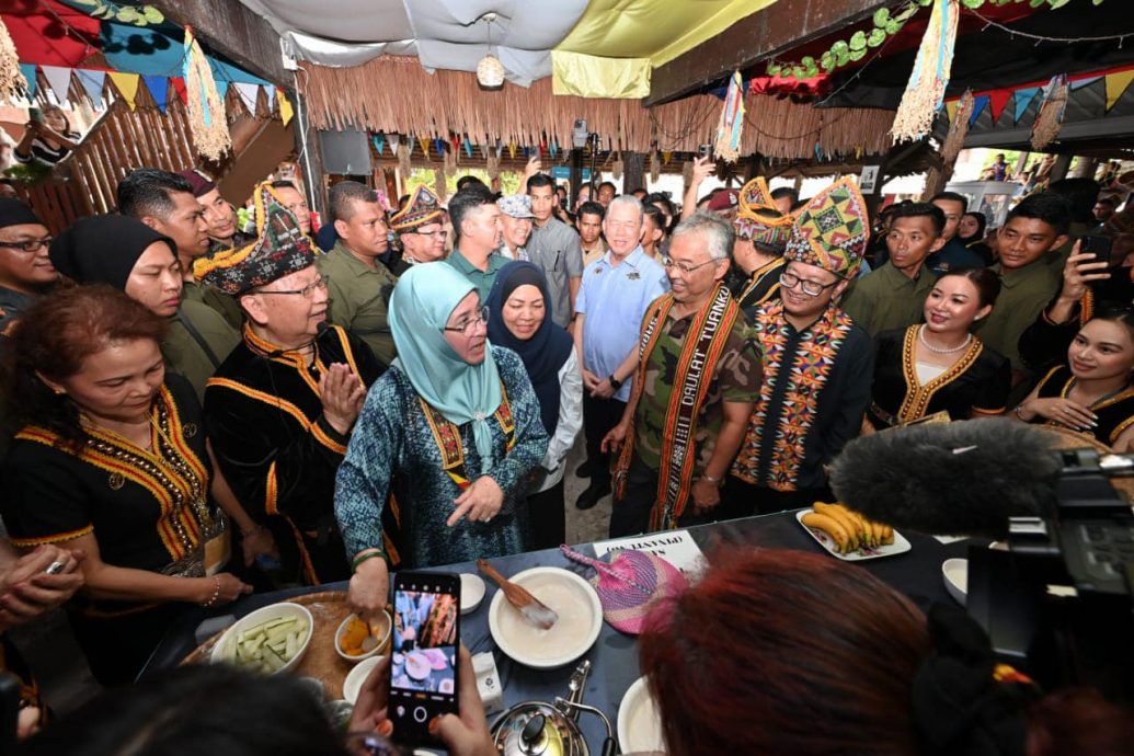 国家元首在KDCA体验迟来的沙巴丰收节气氛