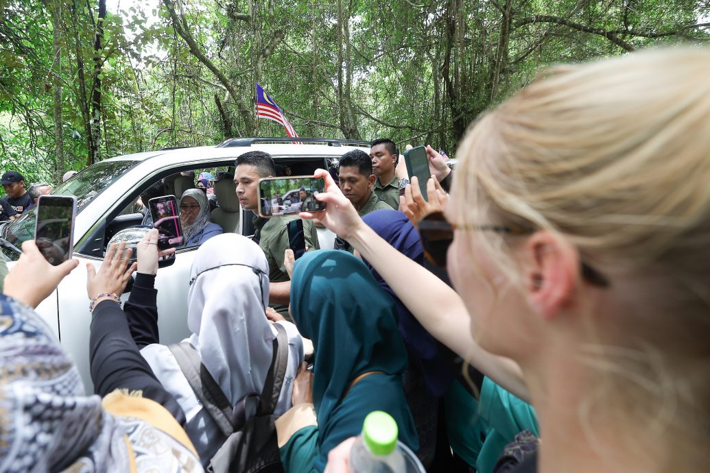 (元首)国家元首访西必洛 为小人猿取名为“迪迪”