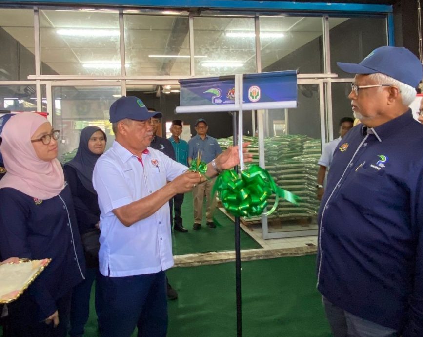 (全国版)莫哈末沙布:20%的稻田正在收割收成,预料本地白米供应将在未来一个月恢复稳定。