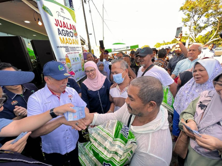 (全国版)莫哈末沙布:20%的稻田正在收割收成,预料本地白米供应将在未来一个月恢复稳定。