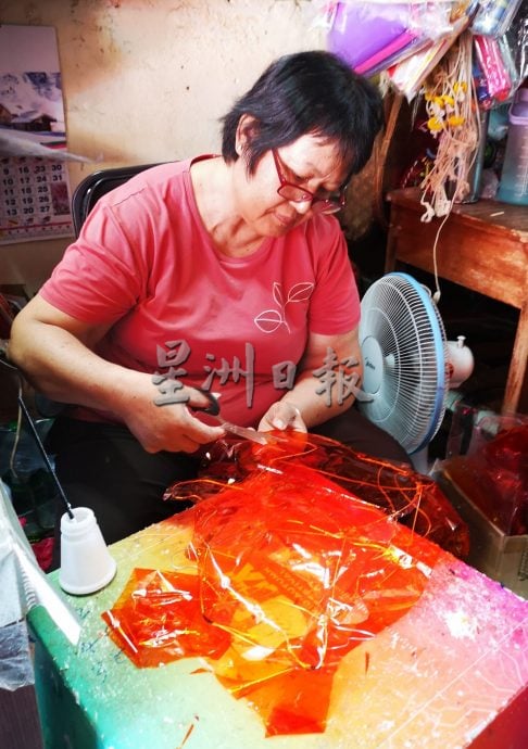 (古城封底主文)精巧、小孩提起来不感觉吃力 今年中秋节 7吋迷你十二生肖传统玻璃纸灯笼成新宠