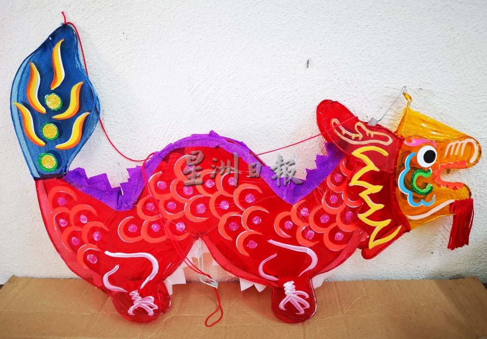 (古城封底主文)精巧、小孩提起来不感觉吃力 今年中秋节 7吋迷你十二生肖传统玻璃纸灯笼成新宠