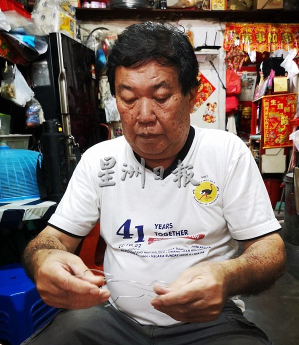 (古城封底主文)精巧、小孩提起来不感觉吃力 今年中秋节 7吋迷你十二生肖传统玻璃纸灯笼成新宠