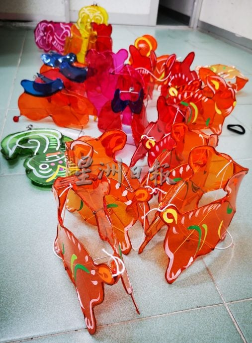 (古城封底主文)精巧、小孩提起来不感觉吃力 今年中秋节 7吋迷你十二生肖传统玻璃纸灯笼成新宠