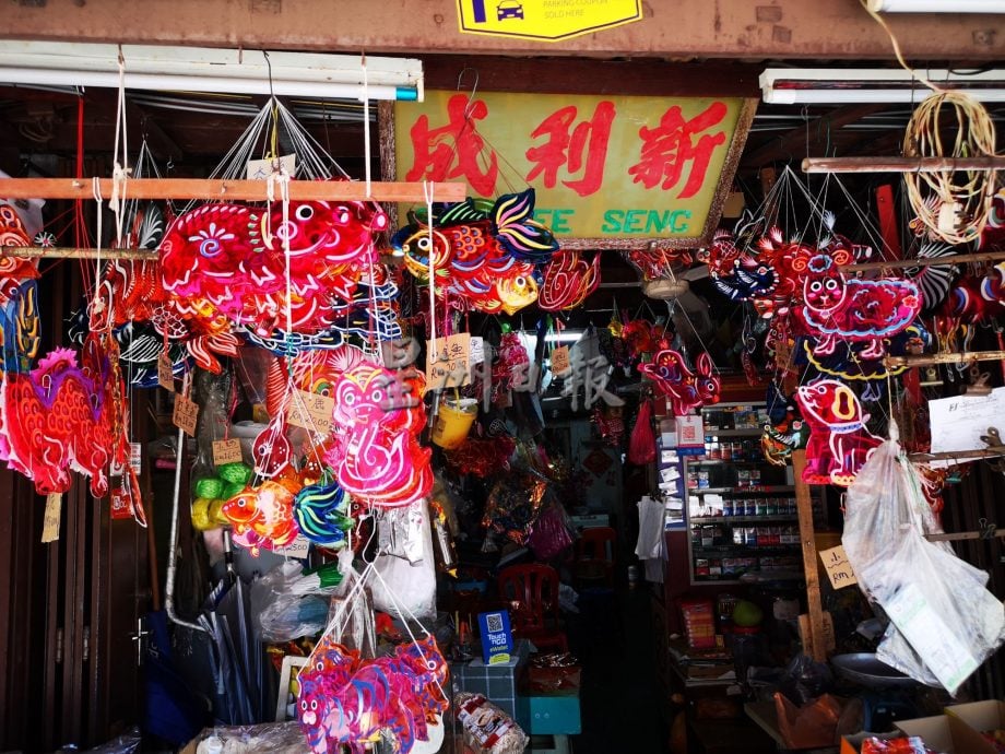 (古城封底主文)精巧、小孩提起来不感觉吃力 今年中秋节 7吋迷你十二生肖传统玻璃纸灯笼成新宠