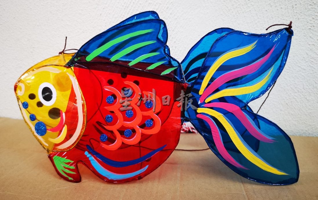 (古城封底主文)精巧、小孩提起来不感觉吃力 今年中秋节 7吋迷你十二生肖传统玻璃纸灯笼成新宠