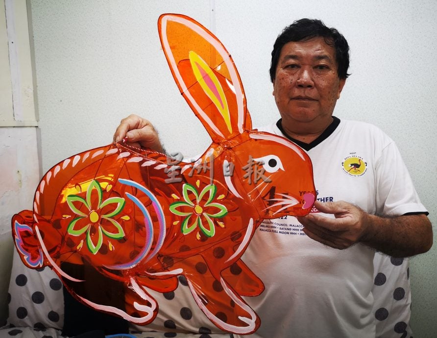 (古城封底主文)精巧、小孩提起来不感觉吃力 今年中秋节 7吋迷你十二生肖传统玻璃纸灯笼成新宠