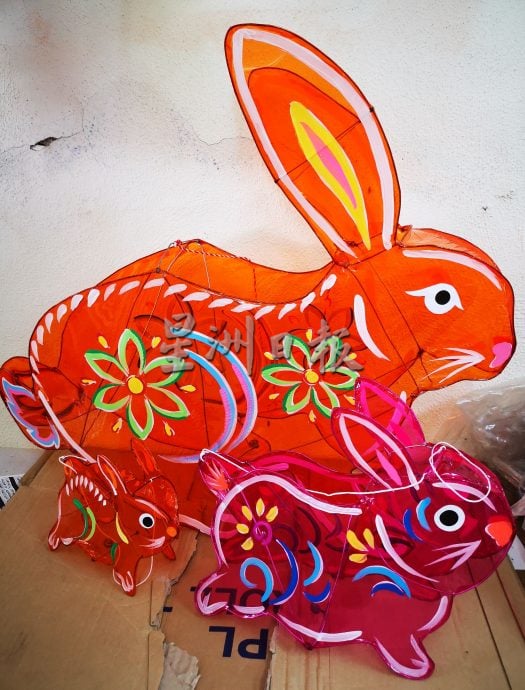 (古城封底主文)精巧、小孩提起来不感觉吃力 今年中秋节 7吋迷你十二生肖传统玻璃纸灯笼成新宠