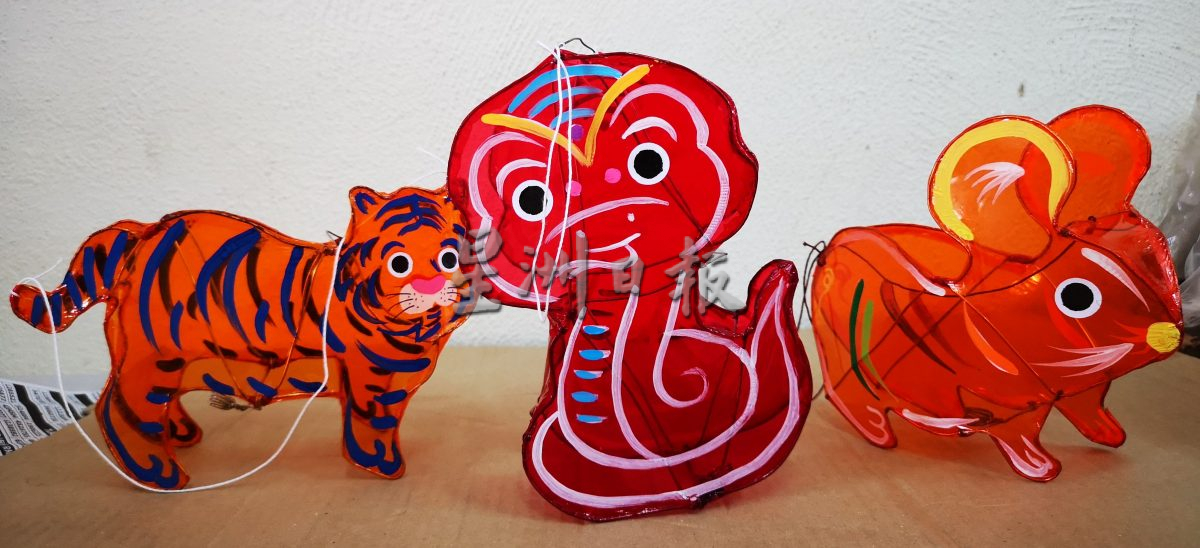 (古城封底主文)精巧、小孩提起来不感觉吃力 今年中秋节 7吋迷你十二生肖传统玻璃纸灯笼成新宠