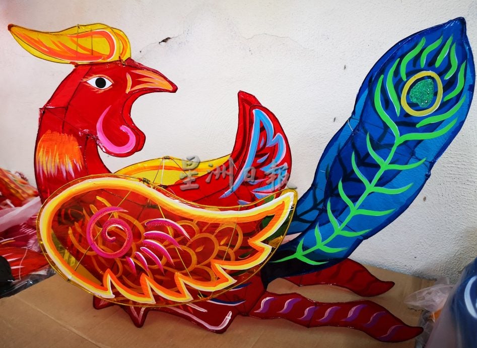 (古城封底主文)精巧、小孩提起来不感觉吃力 今年中秋节 7吋迷你十二生肖传统玻璃纸灯笼成新宠