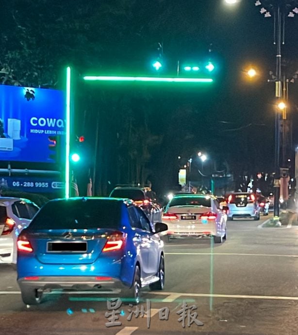 （古城封面主文）交通灯披LED新装随着变色·公众别再闯红灯了