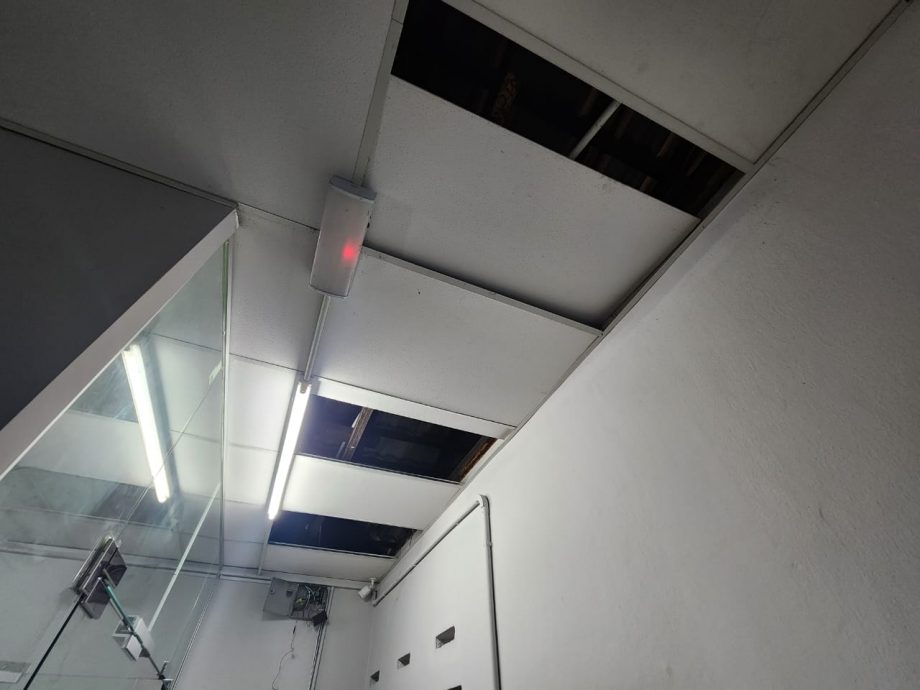 (古城封面主文)王金辉路至少3店面被盗窃,小偷团伙惯犯带走证据画面,商家损失惨重