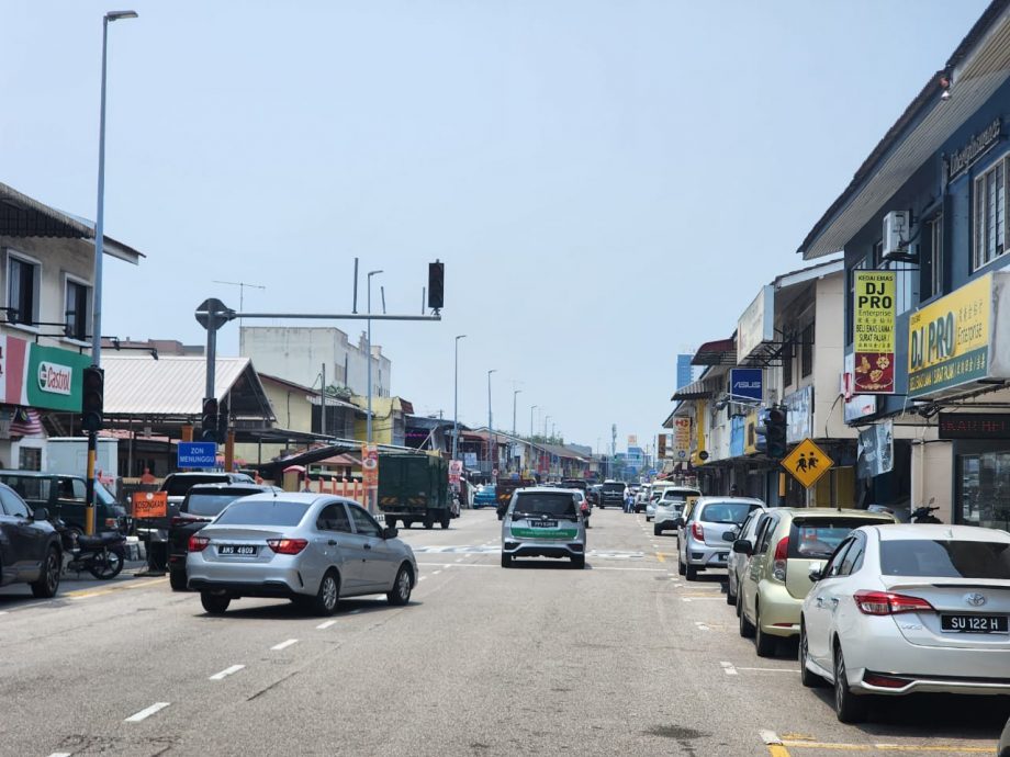 (古城封面主文)王金辉路至少3店面被盗窃,小偷团伙惯犯带走证据画面,商家损失惨重