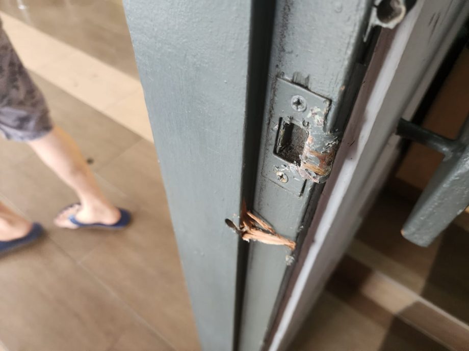 (古城封面主文)王金辉路至少3店面被盗窃,小偷团伙惯犯带走证据画面,商家损失惨重