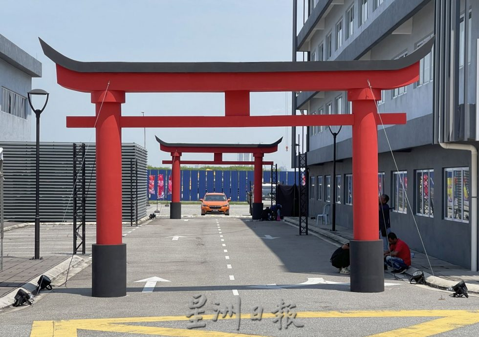 （古城封面主文）秋の富士日本嘉年华会·鸡场街设接驳巴士站