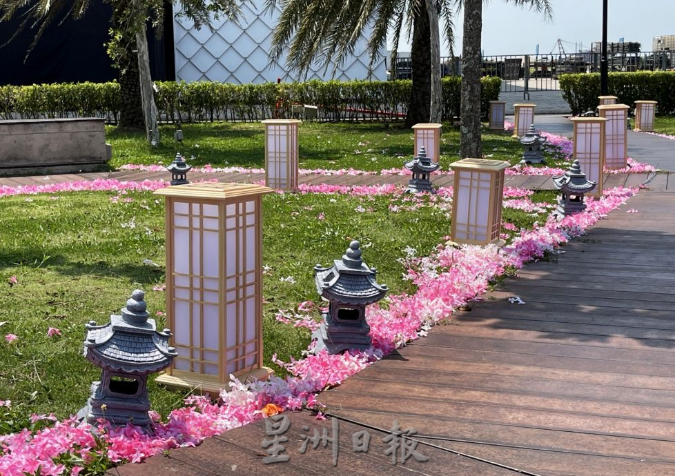 （古城封面主文）秋の富士日本嘉年华会·鸡场街设接驳巴士站