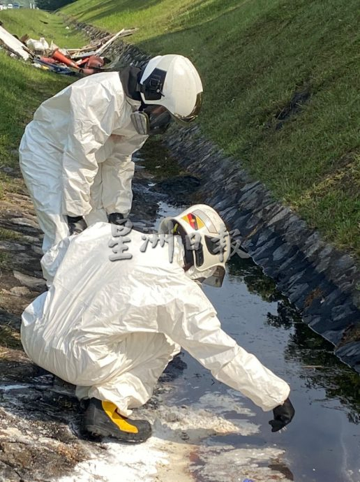 (古城封面副文)氢氧化钠泄漏 消拯人员枆15个小时清洗