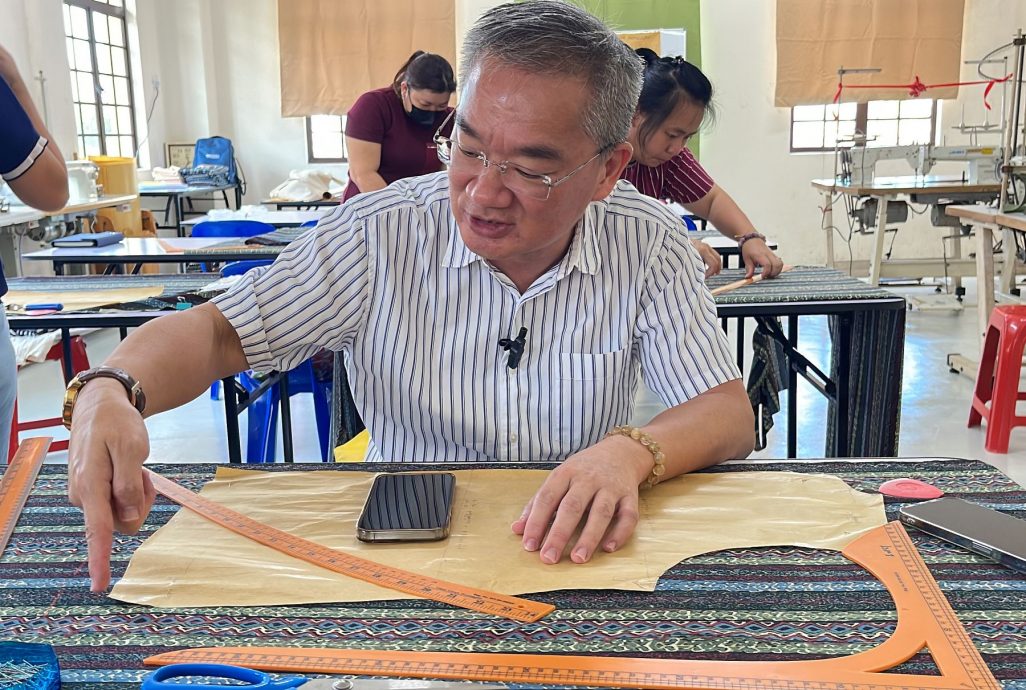 （古城第三版主文）邱培栋办裁缝培训·各族认真学习盼闯出春天