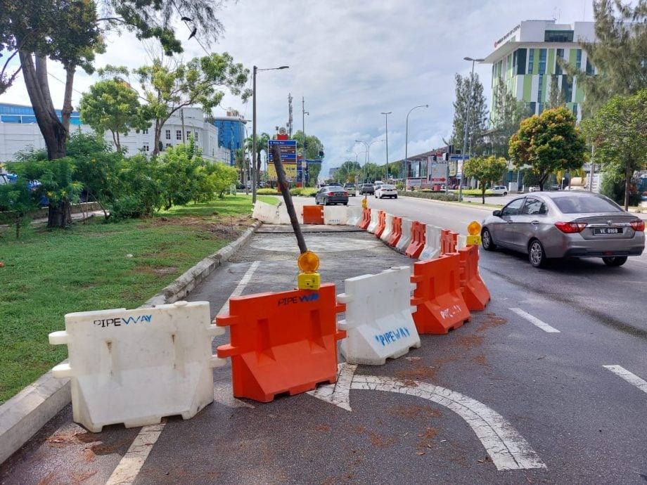 （古城第二版主文）左边车道被路障阻挡多时，加剧哥打拉沙马那塞车问题