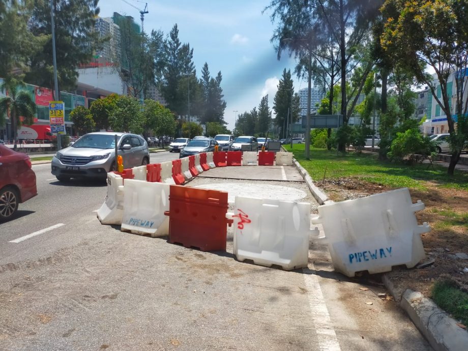 (古城第二版主文)左边车道被路障阻挡多时,加剧哥打拉沙马那塞车问题