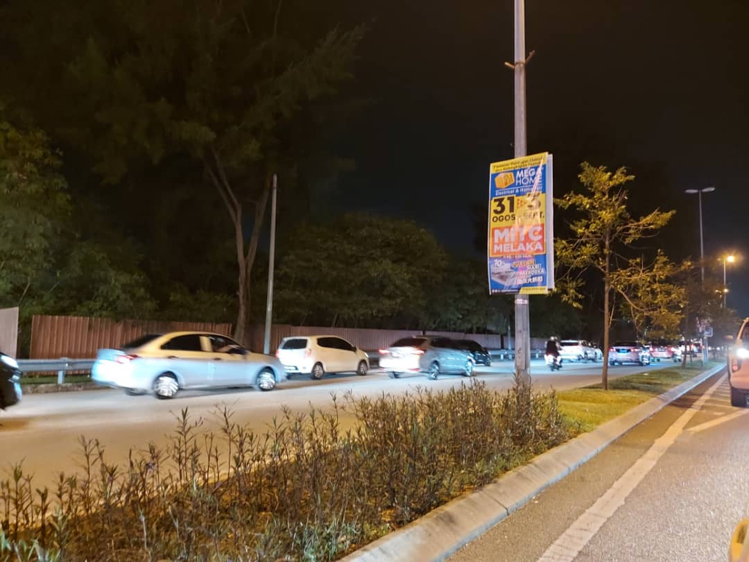 (古城第二版主文)左边车道被路障阻挡多时,加剧哥打拉沙马那塞车问题