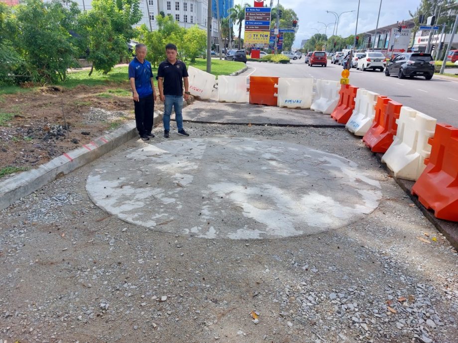 （古城第二版主文）左边车道被路障阻挡多时，加剧哥打拉沙马那塞车问题