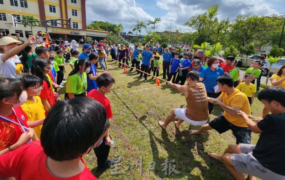 (古城第四版主文)峇章小学运动会开放家长参与,让学生看见父母不同的一面