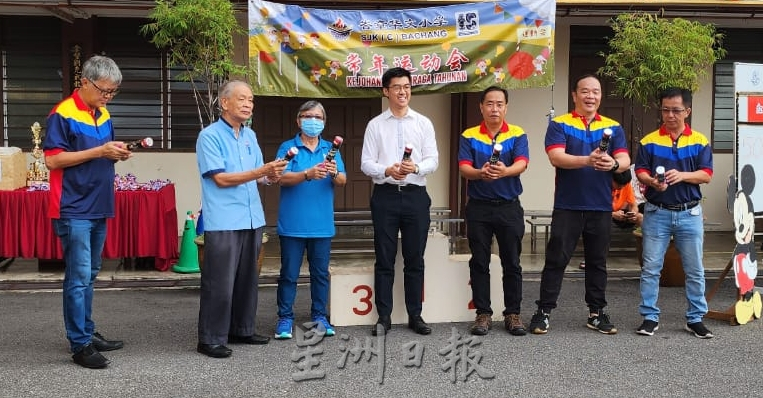 (古城第四版主文)峇章小学运动会开放家长参与,让学生看见父母不同的一面