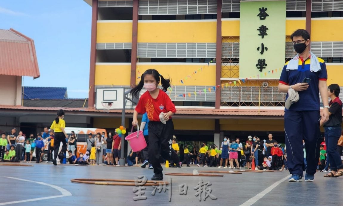 （古城第四版主文）峇章小学运动会开放家长参与，让学生看见父母不同的一面