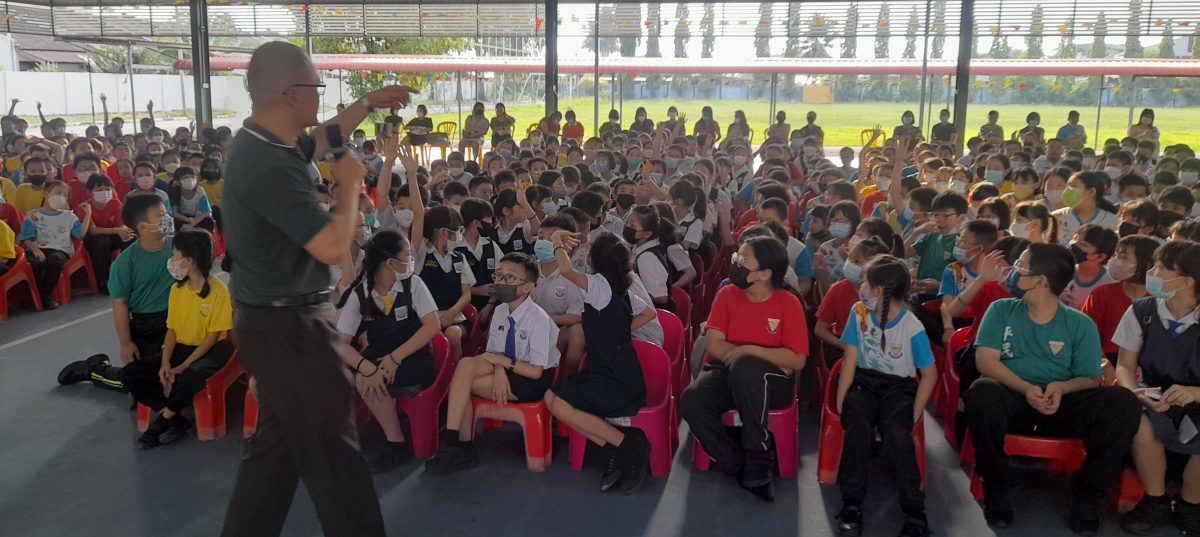 （大北马）“阅报计划”颁奖车队北上米都访校 平民.吉华H学生抢答题目开心扫走奖品