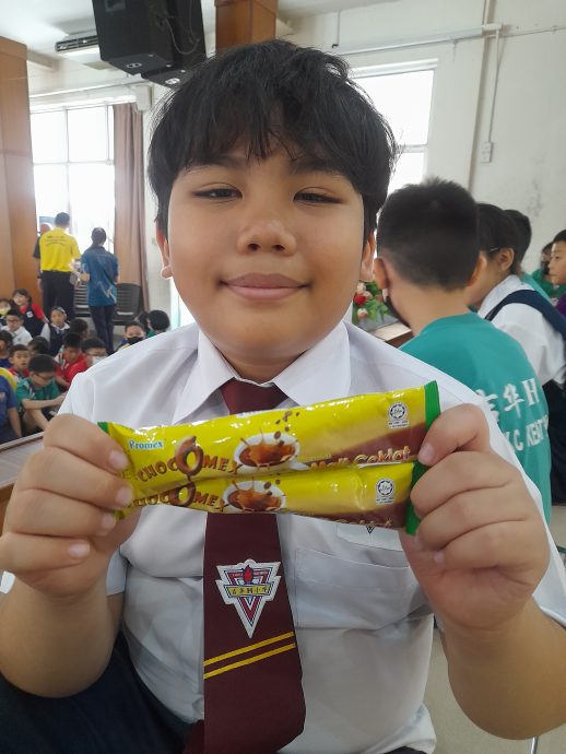 （大北马）“阅报计划”颁奖车队北上米都访校 平民.吉华H学生抢答题目开心扫走奖品