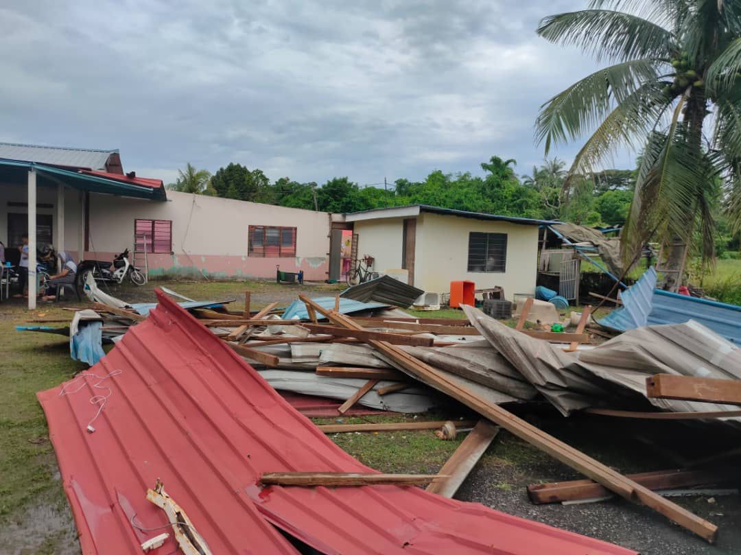(大北马)周一早上伴随大雨刮起的大风,瞬间将威北3间房屋的屋顶掀起。