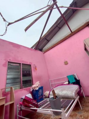 (大北马)周一早上伴随大雨刮起的大风,瞬间将威北3间房屋的屋顶掀起。